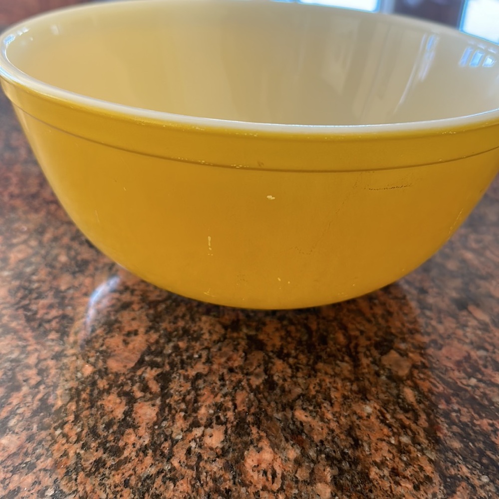 Pyrex Citrus Yellow 403 2 1/2 quart bowl. GUC